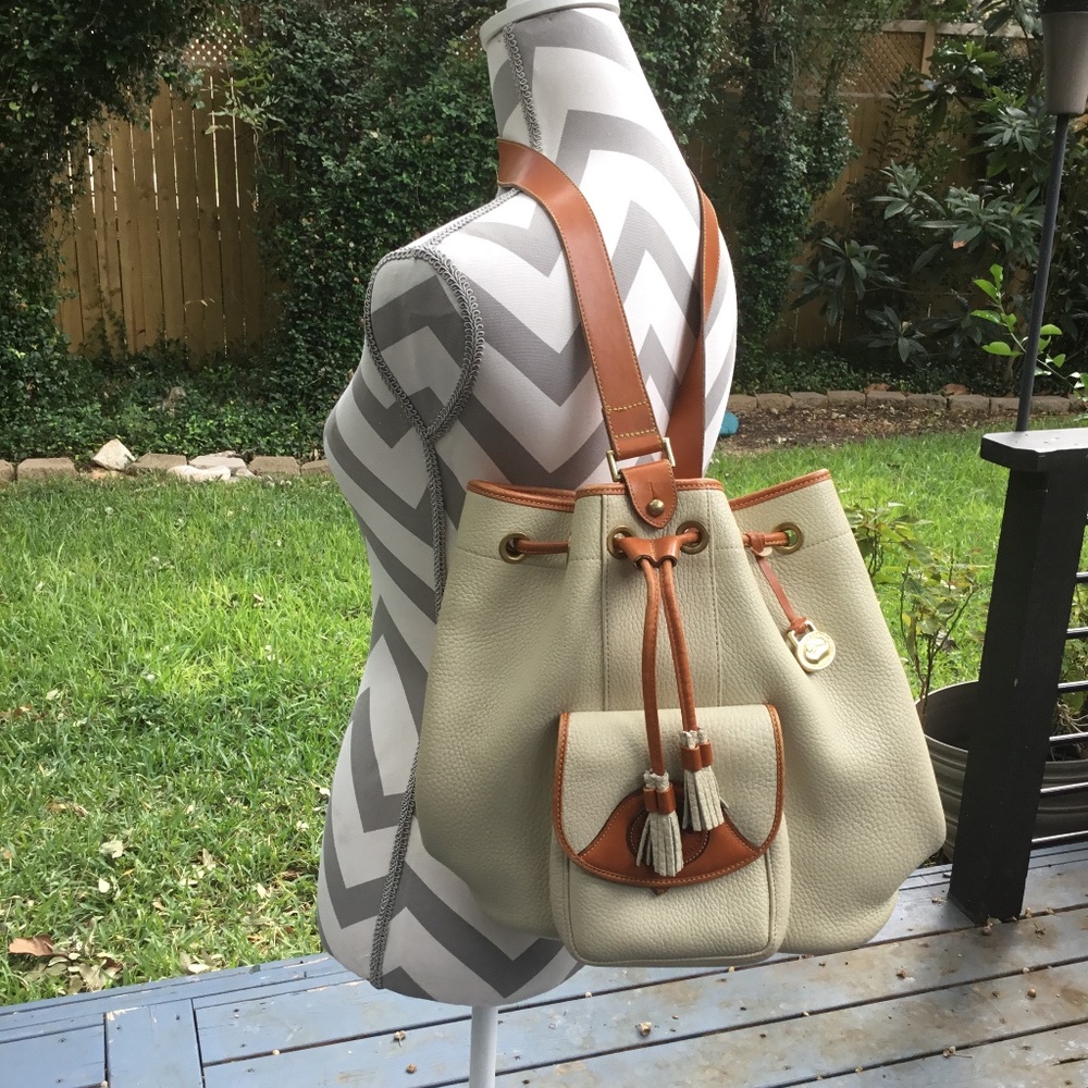 Vintage Dooney & Bourke Large Sling Bag cream/ tan